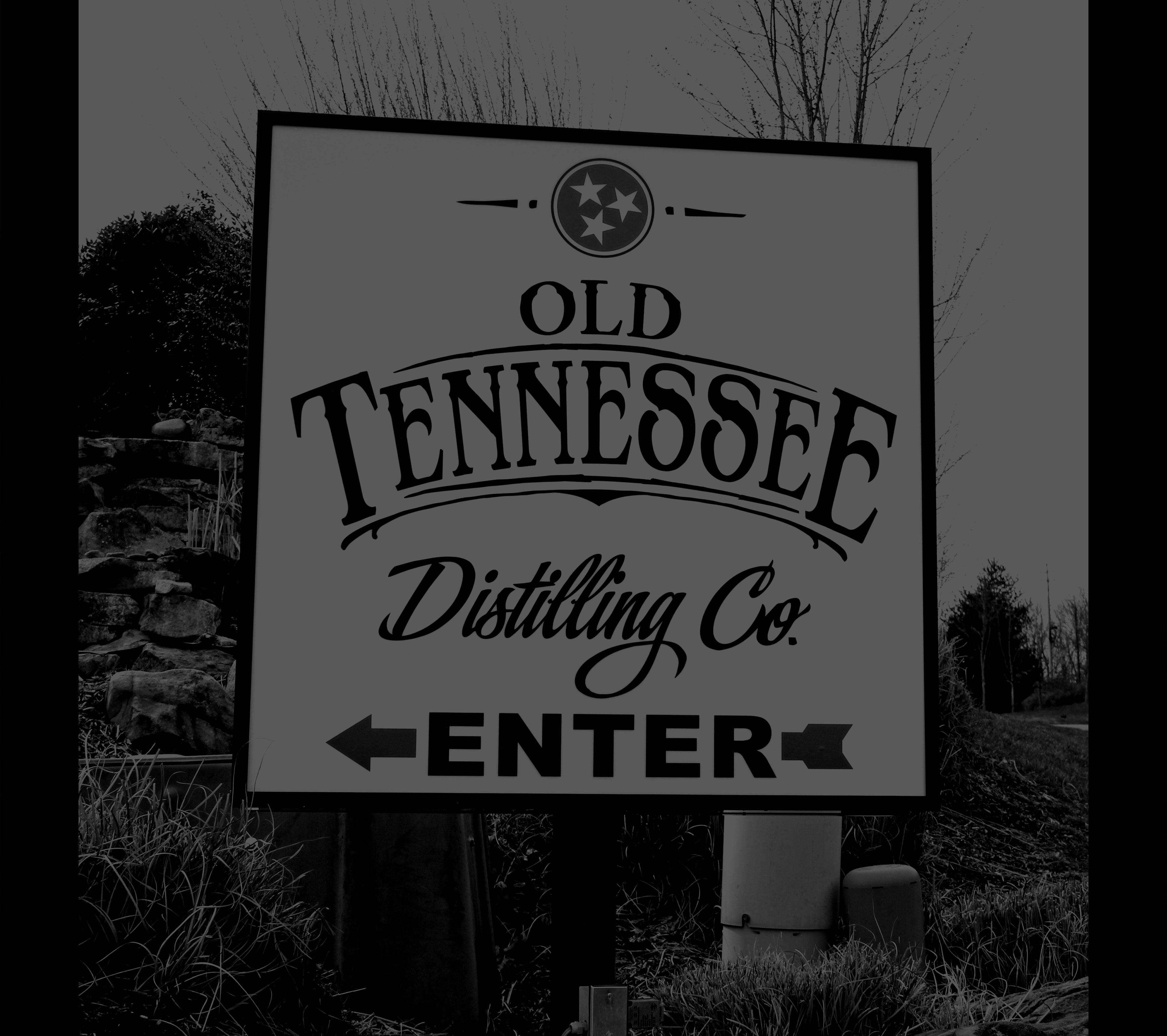 Old TN enter sign outdoors.